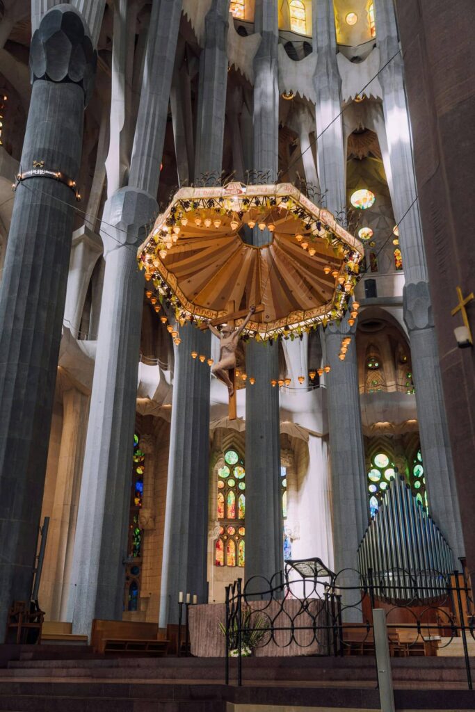 Architectural landmark: sagrada familia altar © joan costa