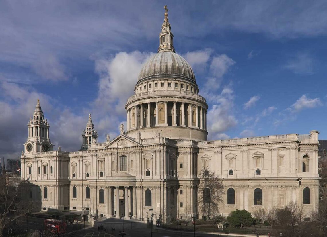 Architectural landmark: st. Paul's cathedral side view