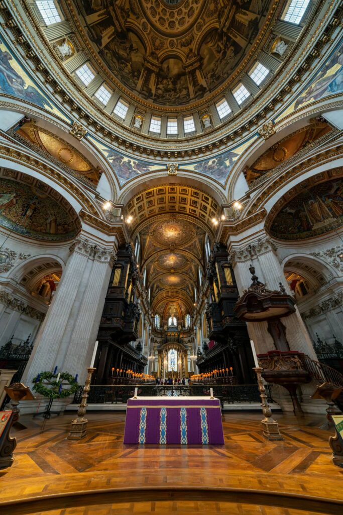 Architectural landmark: st. Paul’s cathedral altar © tomasz zielonka