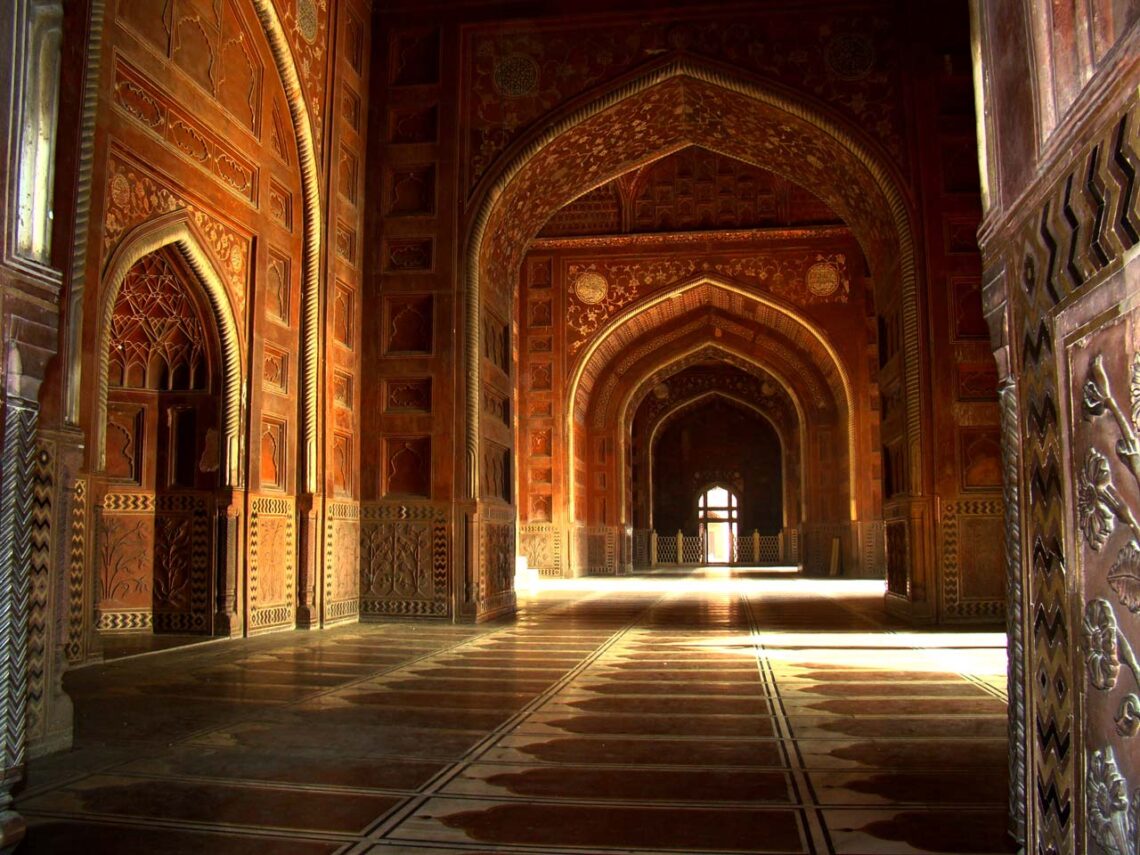 Architectural landmark: taj mahal inside the mosque © bjørn christian tørrissen