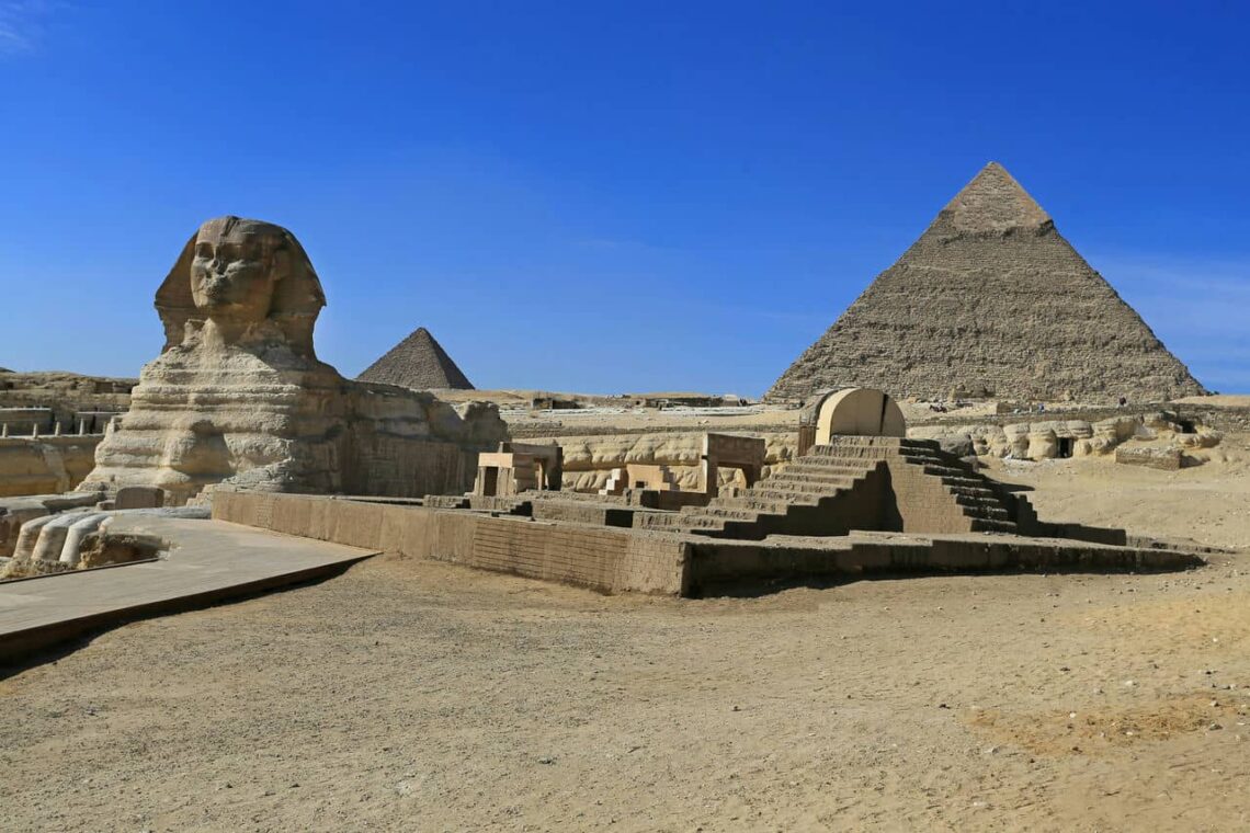 Architectural landmark: the great pyramid of giza, sphinx and pyramids © jeffry surianto