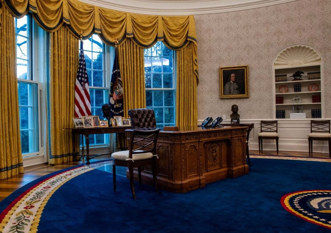 Architectural landmark: the white house the oval office © bill o'leary / the washington post