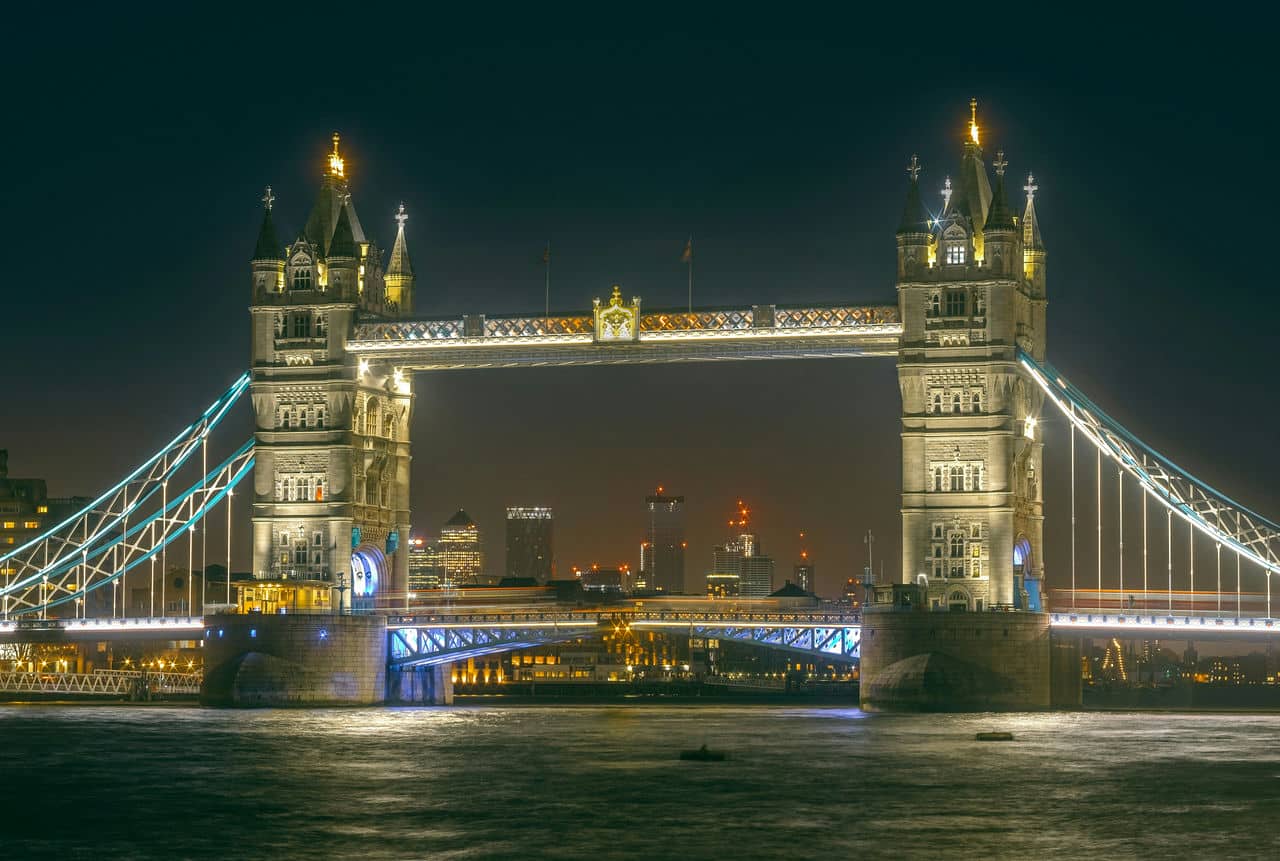 Architectural landmark: tower bridge at night © viktor forgacs
