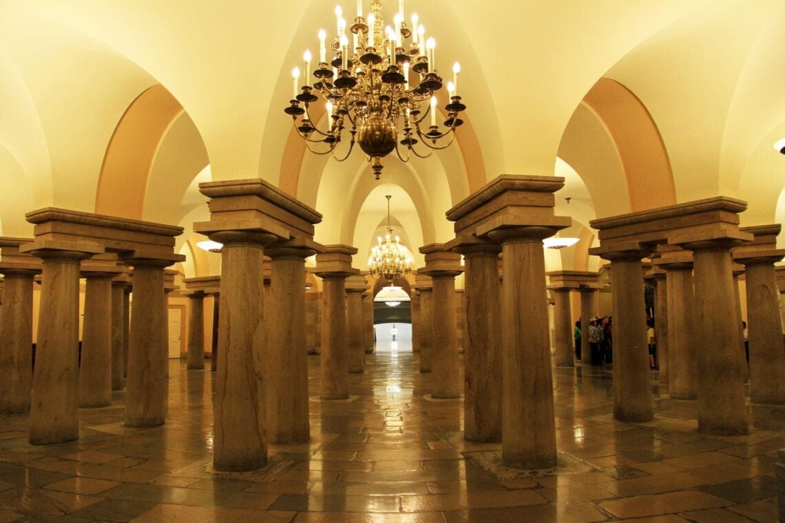 20 Famous Architectural Landmarks In The United States For Architects 162 Architectural landmark: united states capitol crypt ยฉ ingfbruno