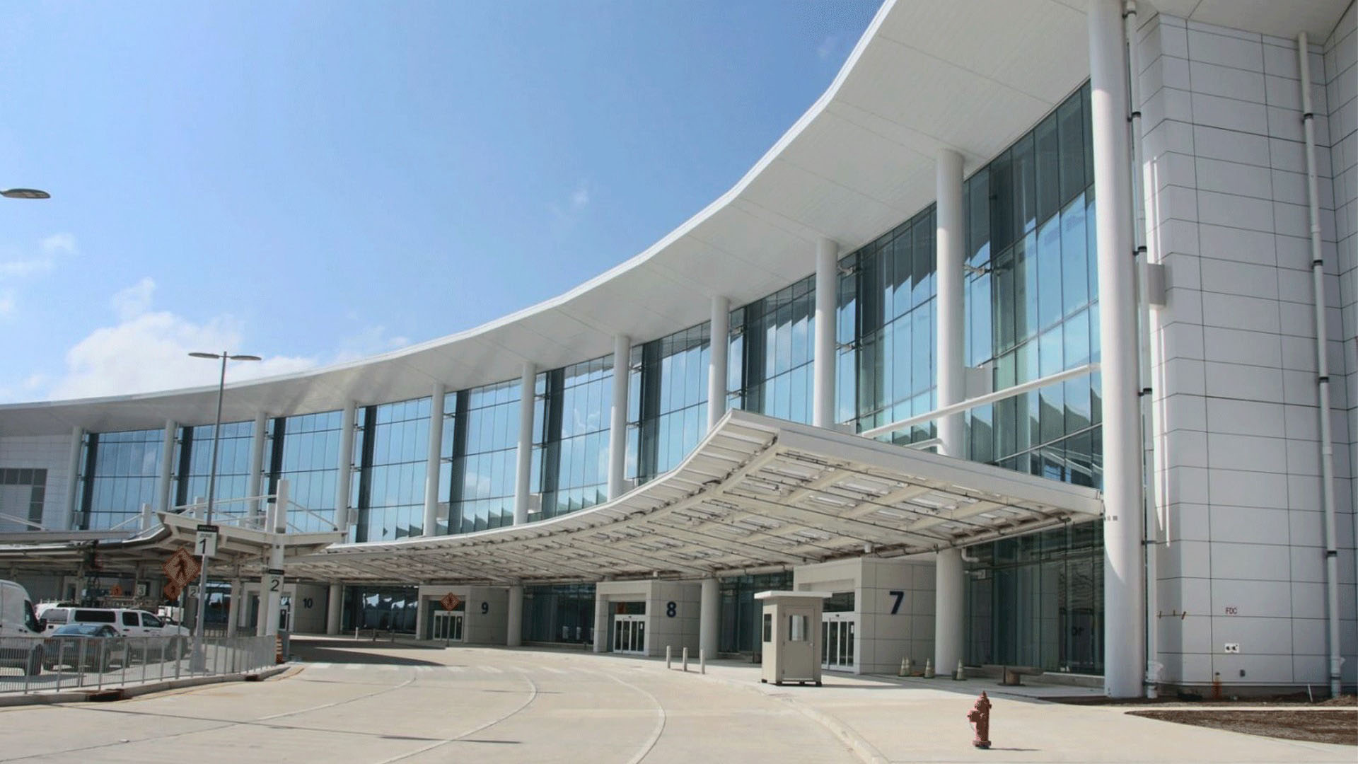 Atkins: louis armstrong new orleans international airport, usa - revamped terminal by atkins and leo a daly, replacing the outdated 1959 terminal. © atkins