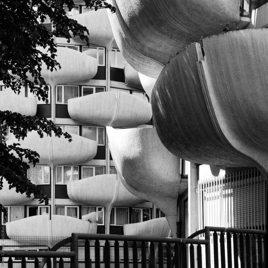 Brutalist architecture: balconies petals of choux de créteil © thierry allard