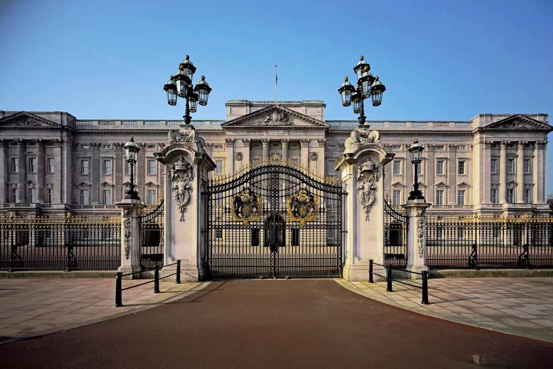 Buckingham palace: iconic front gate © her majesty queen elizabeth ii 2022