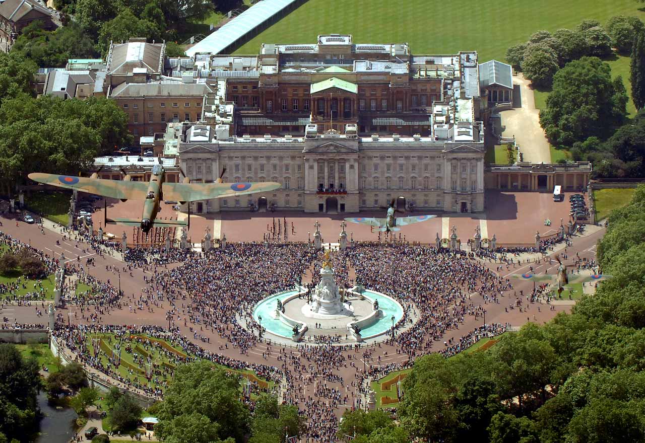 Buckingham palace: aerial photograph © cpl. Scott robertson