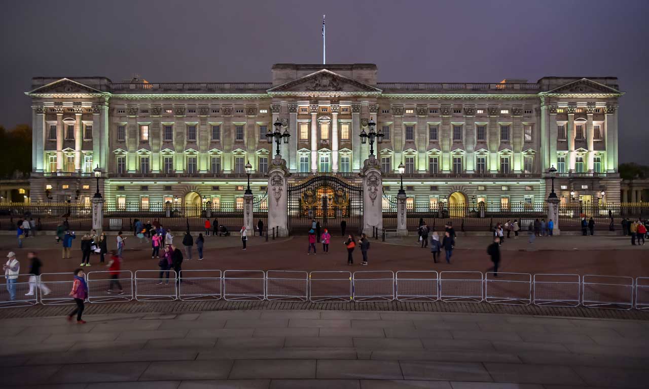 Buckingham palace: front façade night © jorge franganillo