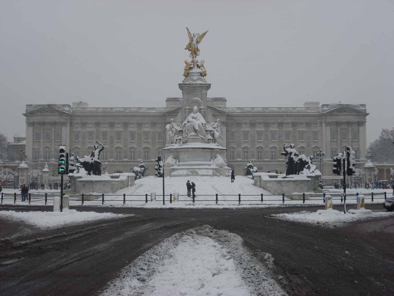 Buckingham palace in snow © oxyman