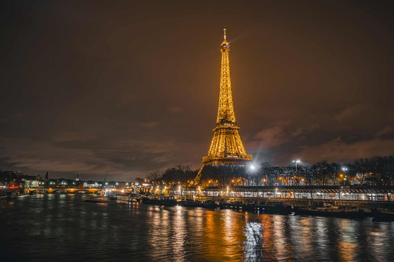 Eiffel tower: illuminated at night © ali burak cesur