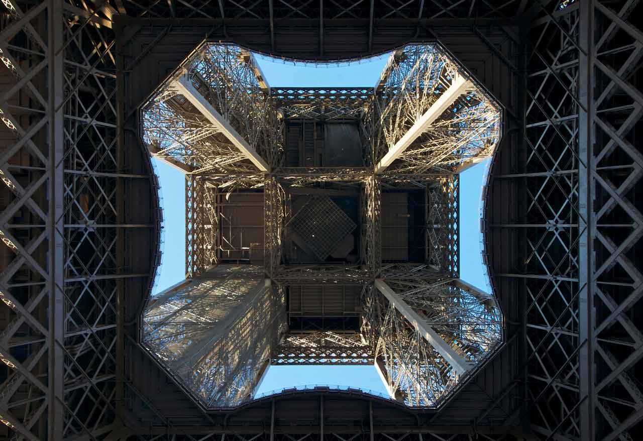 Eiffel tower: from below © jebulon