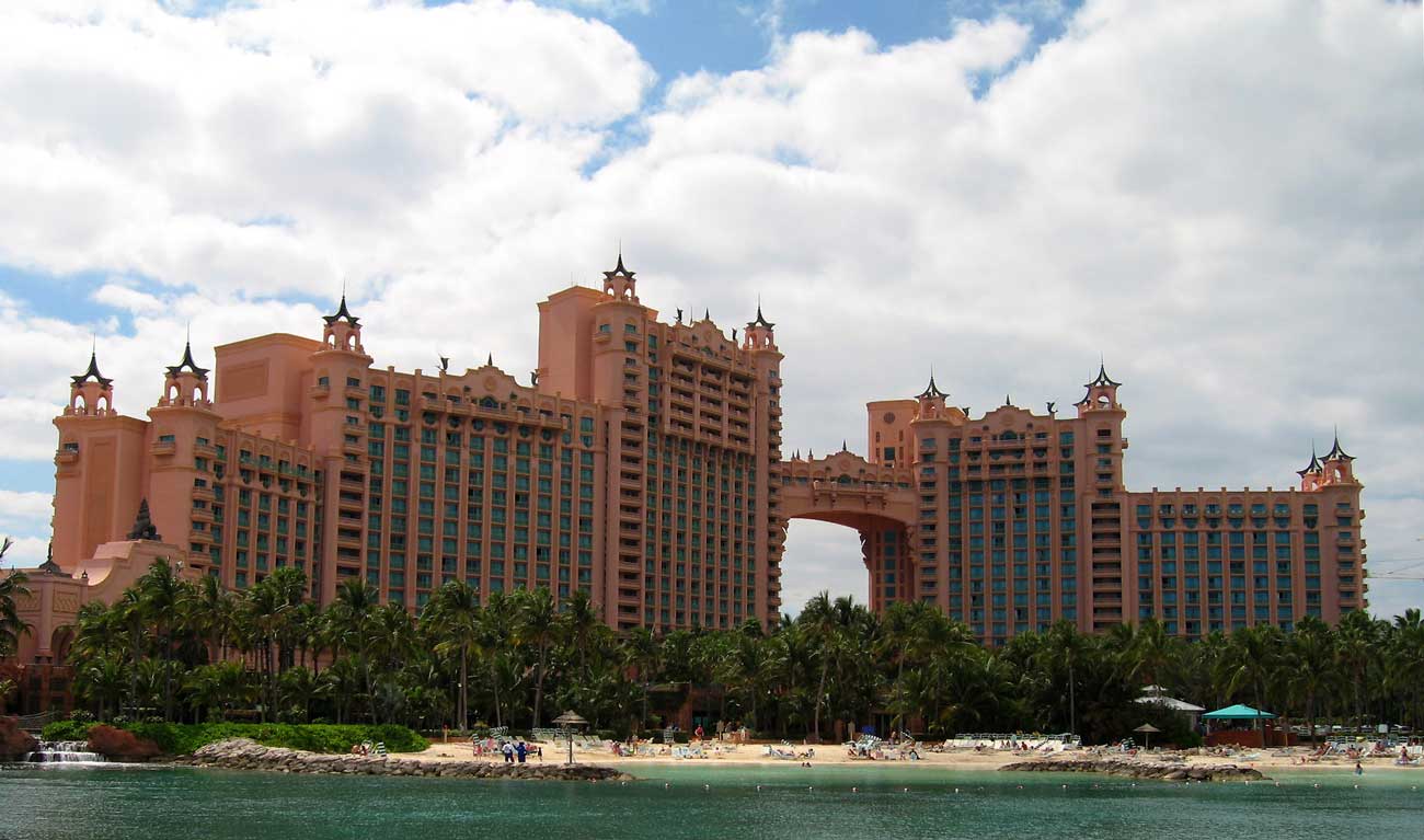 Hks: atlantis paradise island hotel - luxury resort in bahamas themed around atlantis, featuring aquariums, pools, casinos, opened 1998. © derek evatt