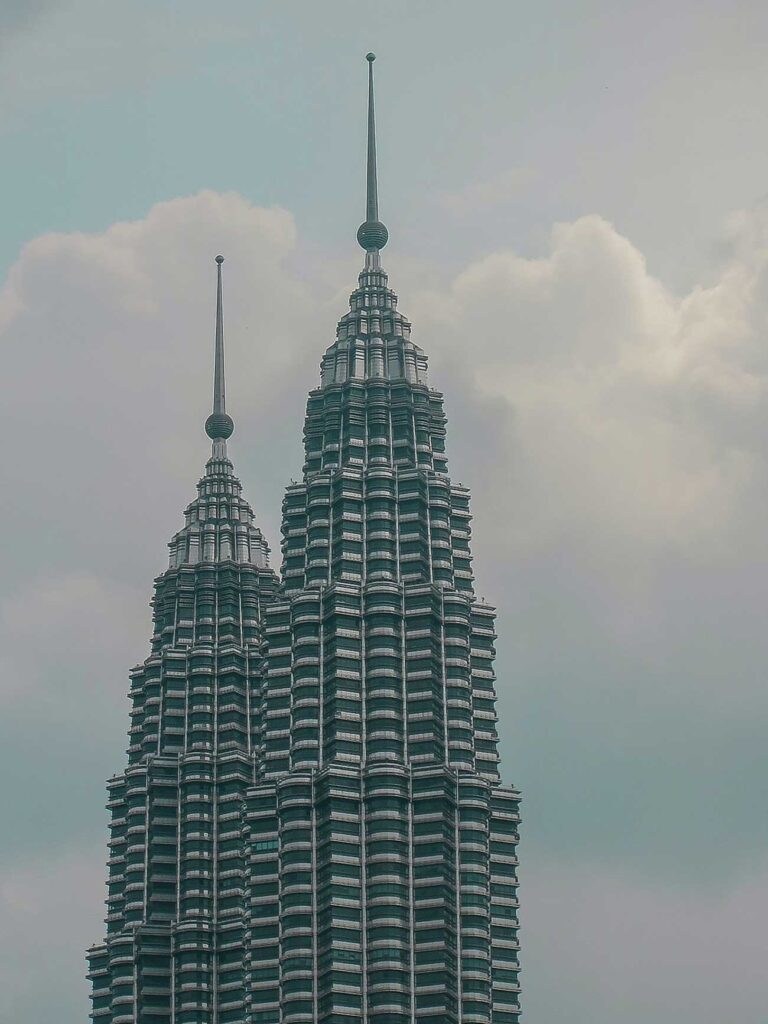 Pelli clarke & partners: petronas towers design based on muslim symbol known as rub el hizb © alireza akhlaghi
