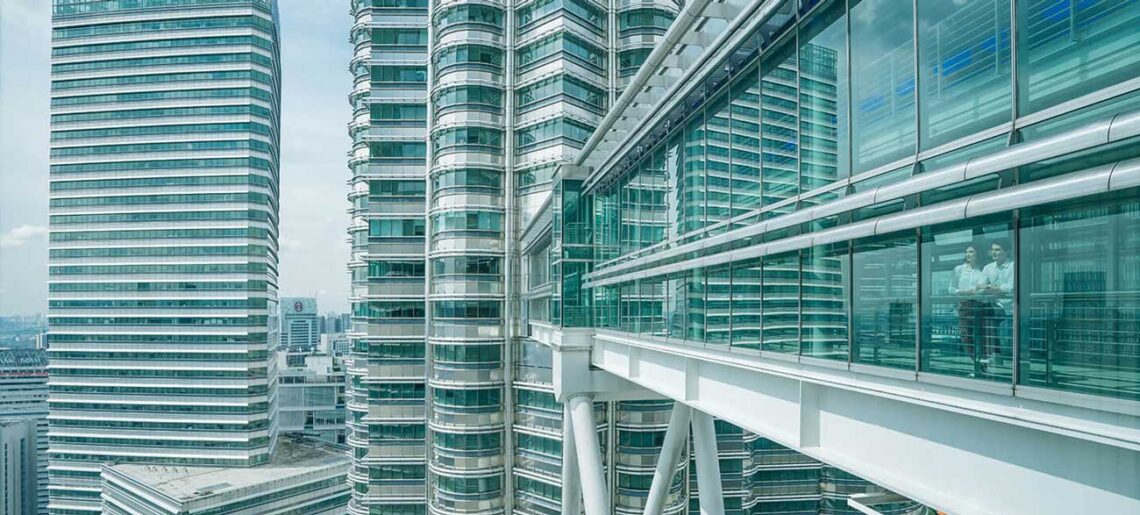 Pelli clarke & partners: petronas towers doubledecker skybridge connecting two towers on levels 41 and 42
