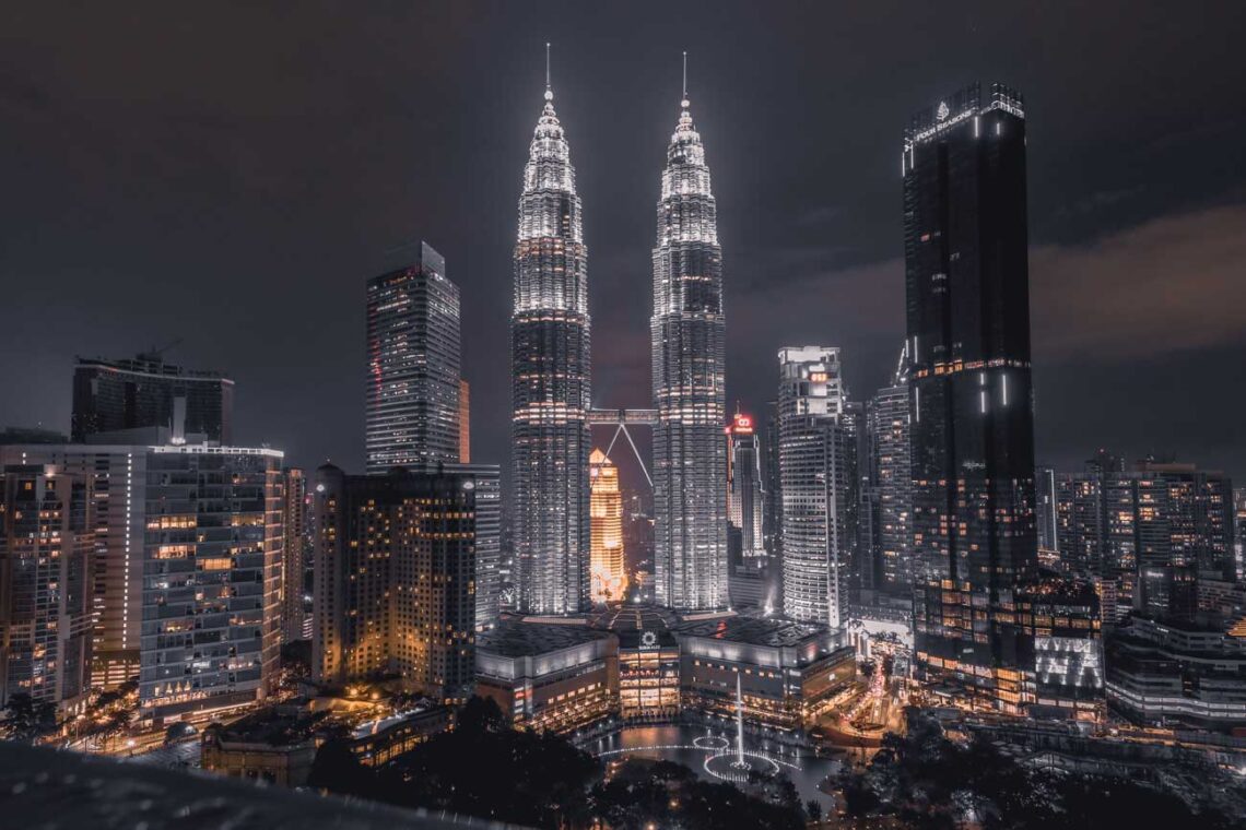 Pelli clarke & partners: petronas towers night view of 88 story twin skyscrapers © umar mukhtar