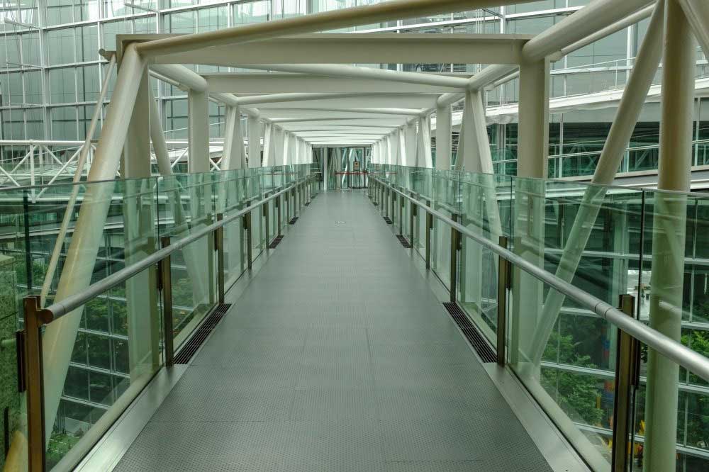 Rafael viñoly architects: tokyo international forum asymmetrical glass bridge © chris barnes