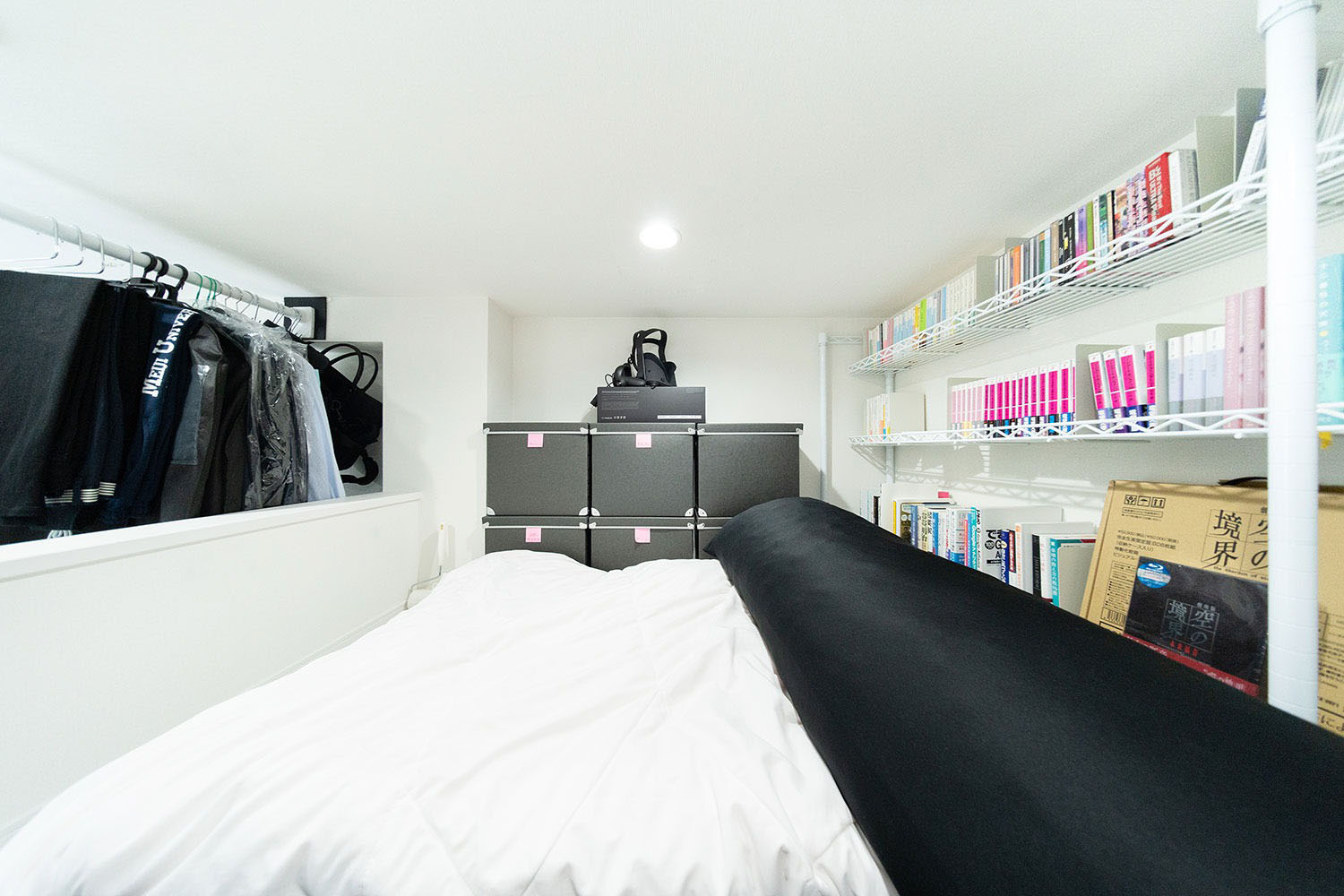 Smallest apartment in japan: loft bed © spilytus