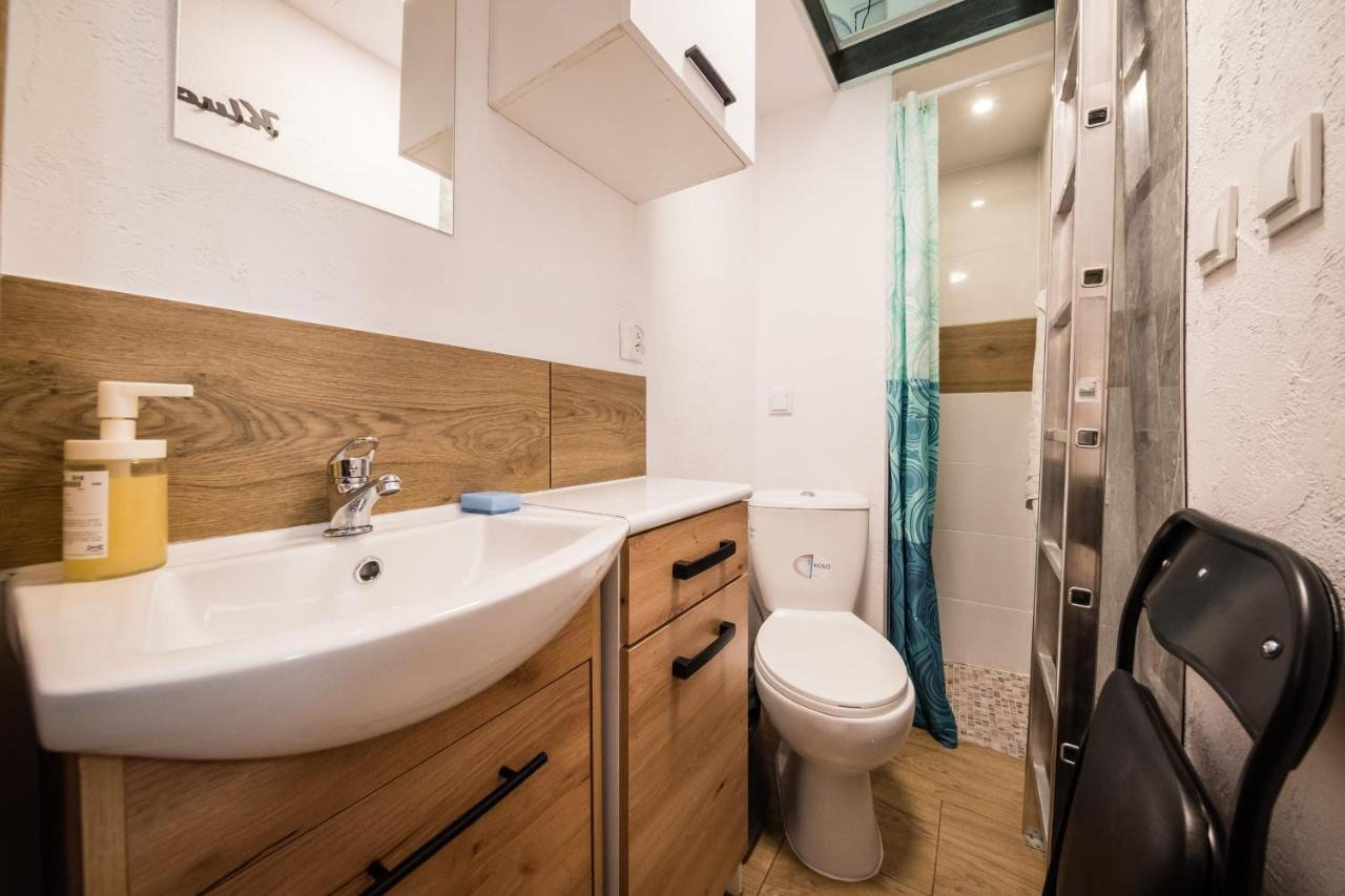 Smallest apartment in the world: toilet and bath © krakow hotels