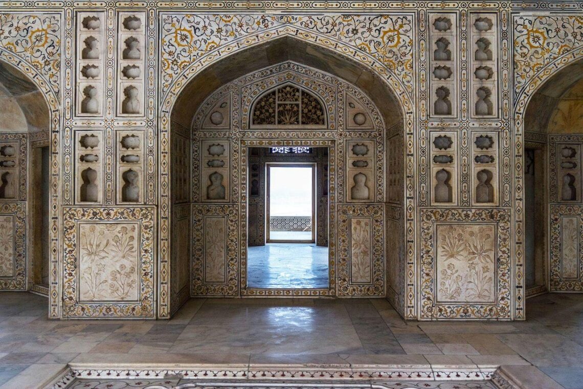 Taj mahal inside view © guyn / dreamstime. Com