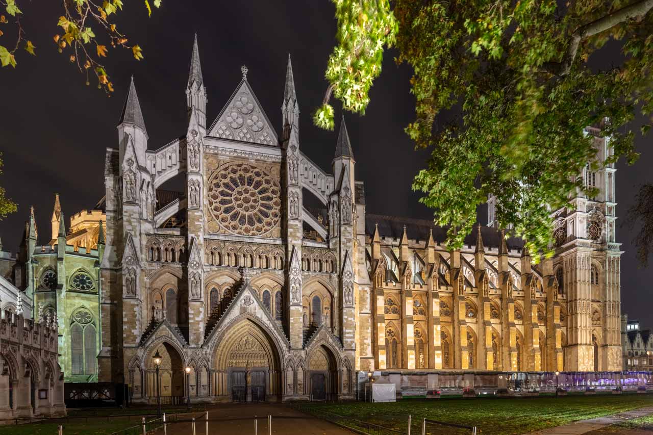 Westminster abbey northern façade at night © diego delso
