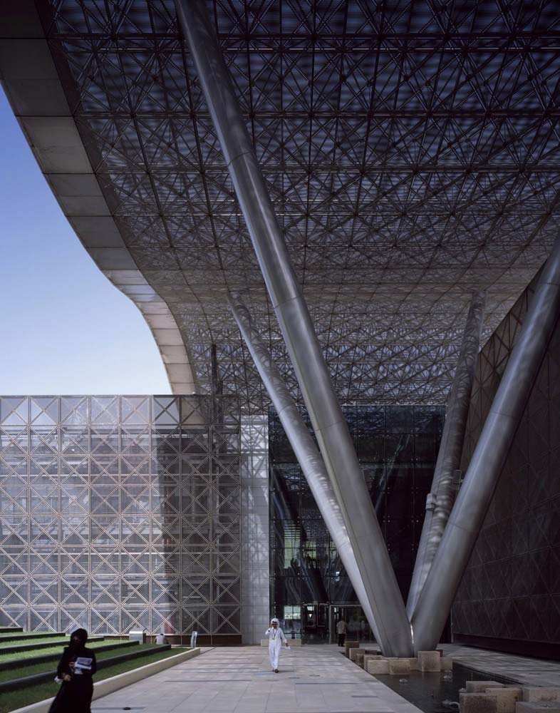 Woods bagot: qatar science and technology park pedestrian circulation below veil to ittc building