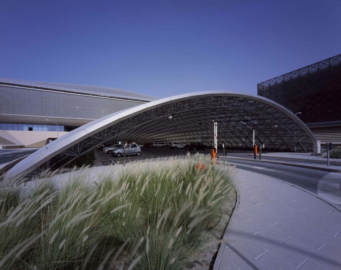 Woods bagot: qatar science and technology park visitor carpark canopy
