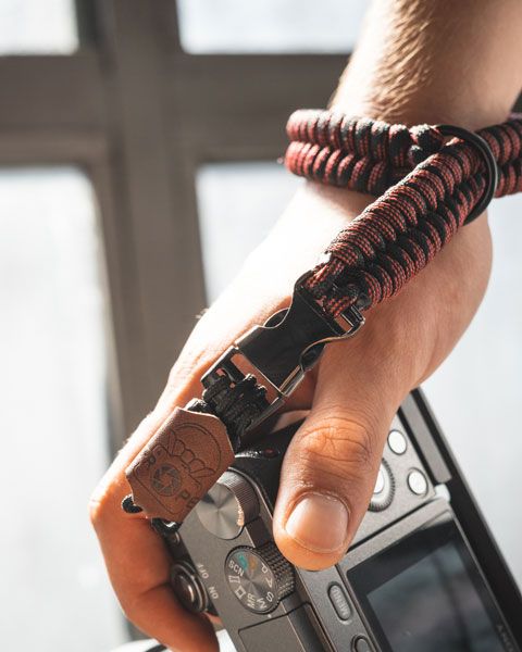 41 Super Cool Diy Paracord Projects For The Adventurous 33. Camera strap with paracord