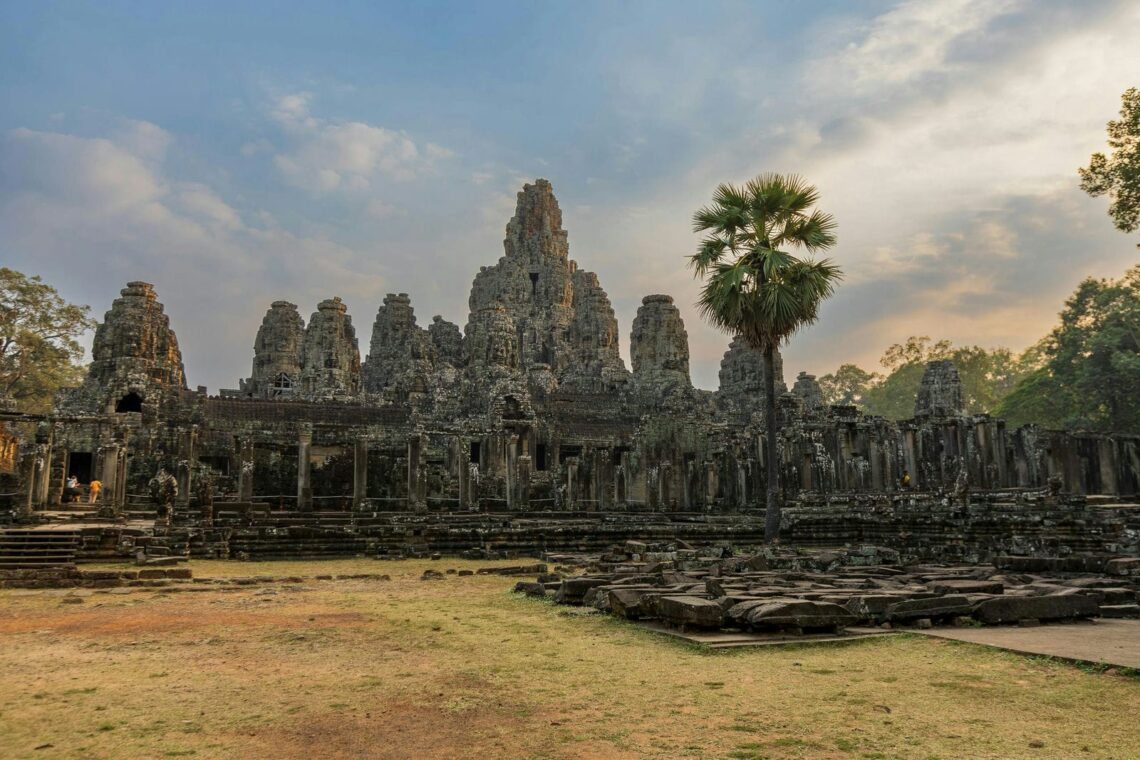 Architectural landmark: angkor wat bayon temple © serg alesenko