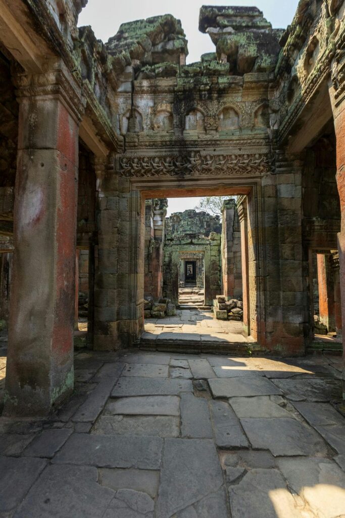 Architectural landmark: angkor wat interior corridor of preah khan © serg alesenko