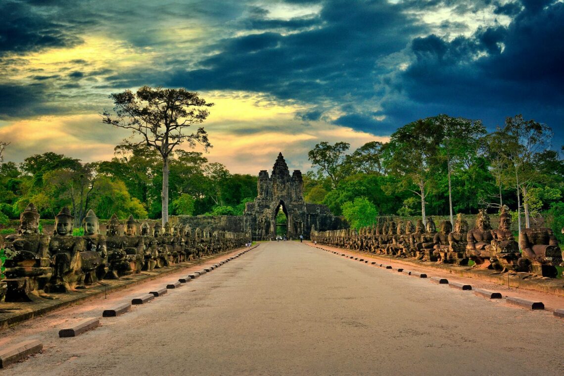 Architectural landmark: angkor wat tonle om gate (south gate) © paul szewczyk