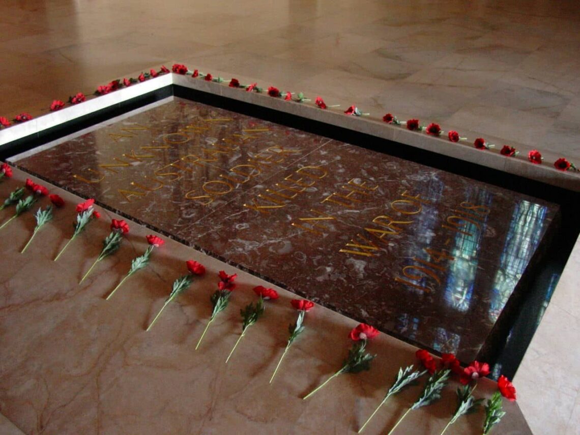 Architectural landmark: australian war memorial tomb of the unknown australian soldier © dysprosia