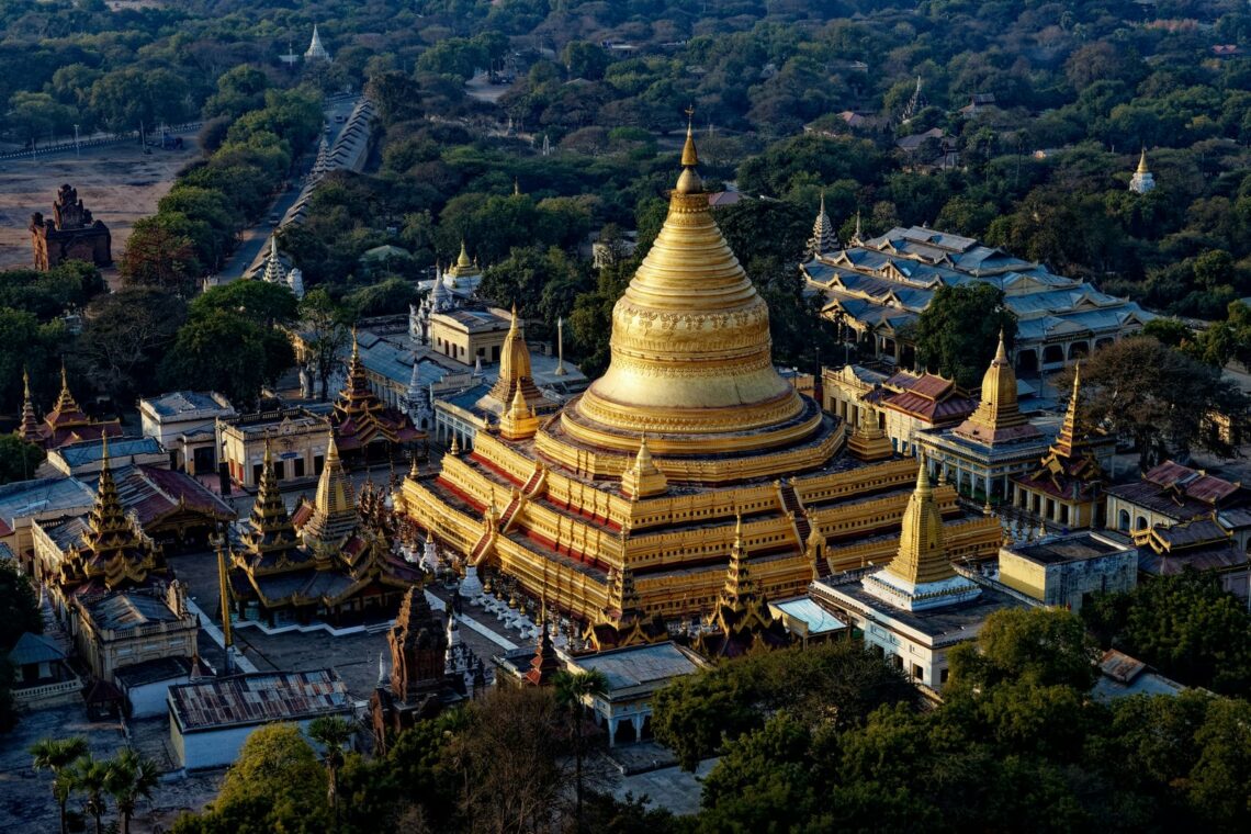 Architectural landmark: bagan temples shwezigon pagoda © yves alarie
