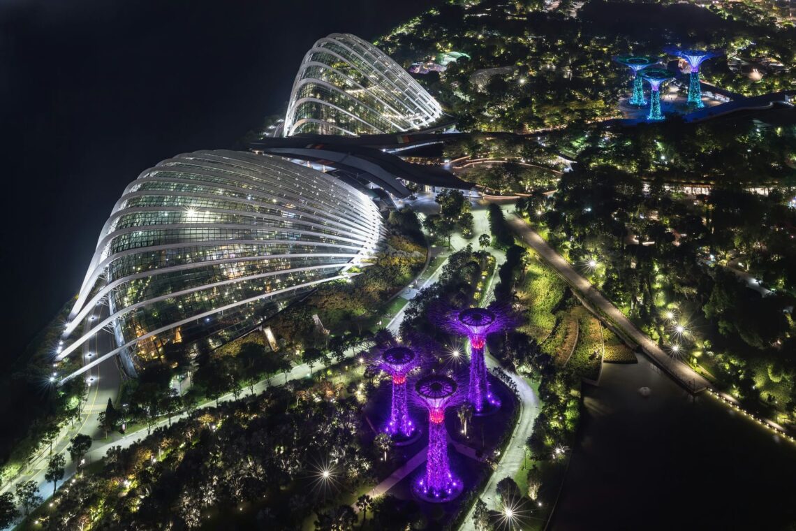 18 Famous Architectural Landmarks In Asia For Architects 369 Architectural landmark: gardens by the bay at night ยฉ basile morin