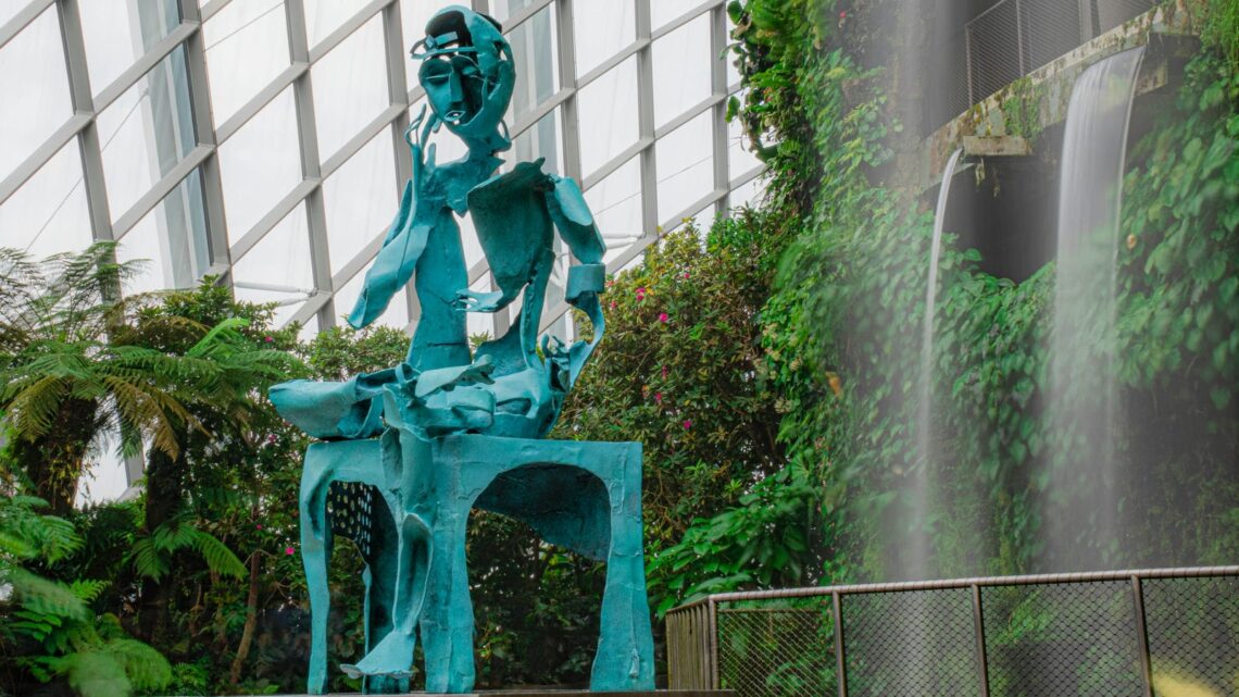 Architectural landmark: gardens by the bay thinker sculpture © max
