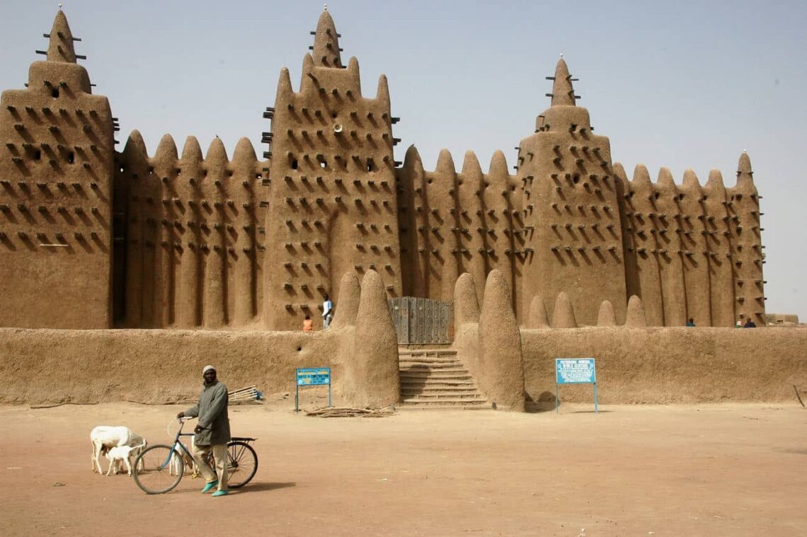Architectural landmark: great mosque of djenné front © ruud zwart
