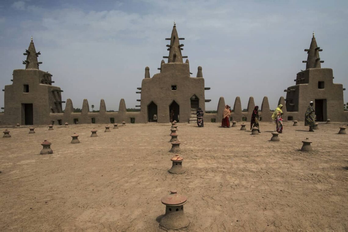 Architectural landmark: great mosque of djenné roof © united nations photo