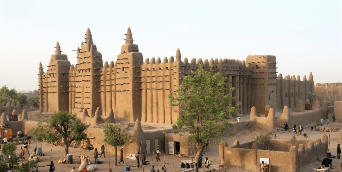 Architectural landmark: great mosque of djenné west © martha de jong-lantink