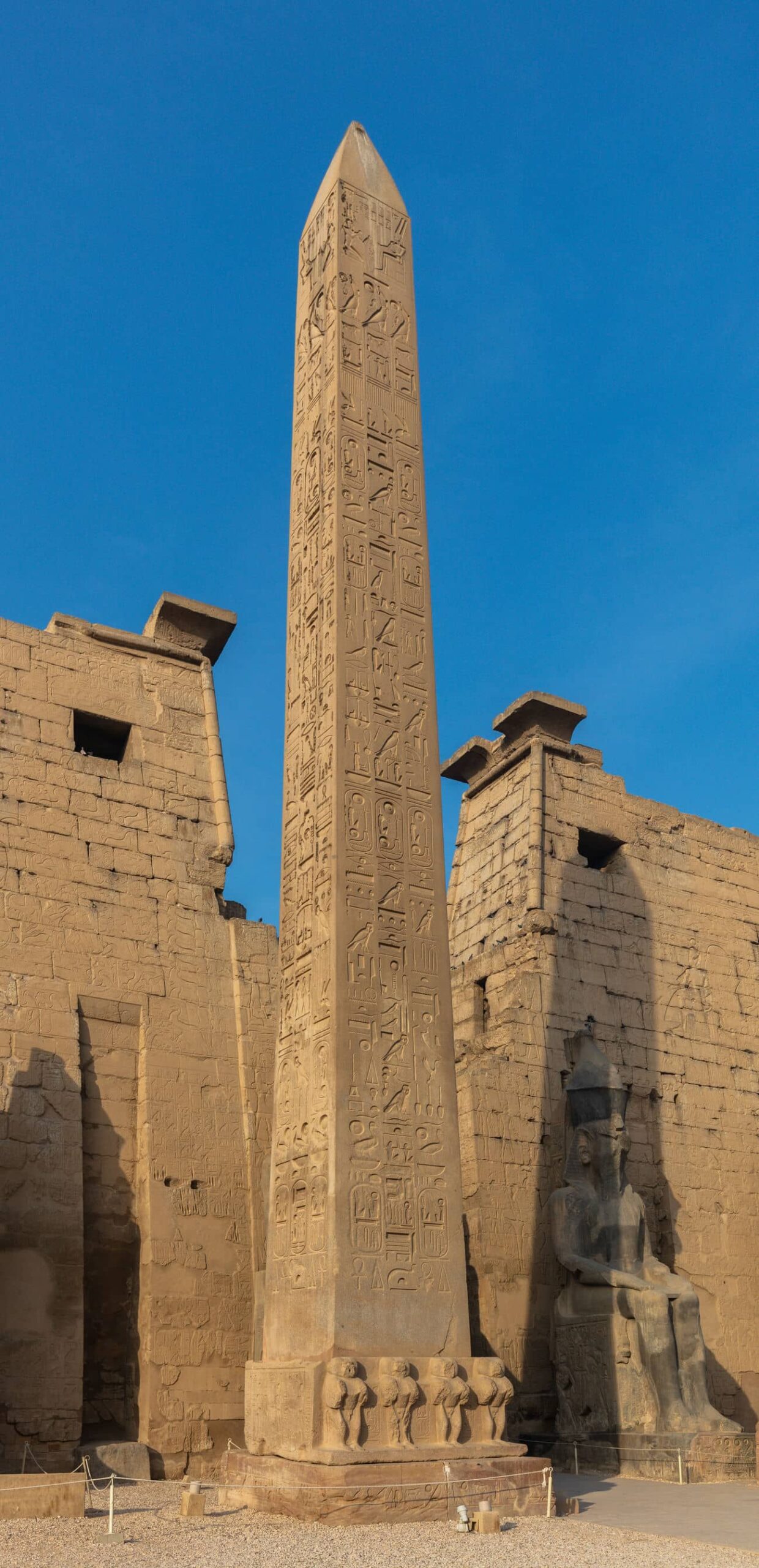 Architectural landmark: luxor temple pylon © diego delso