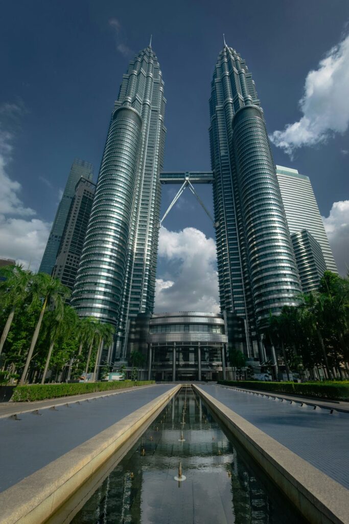 Architectural landmark: petronas twin towers façade © filipe freitas