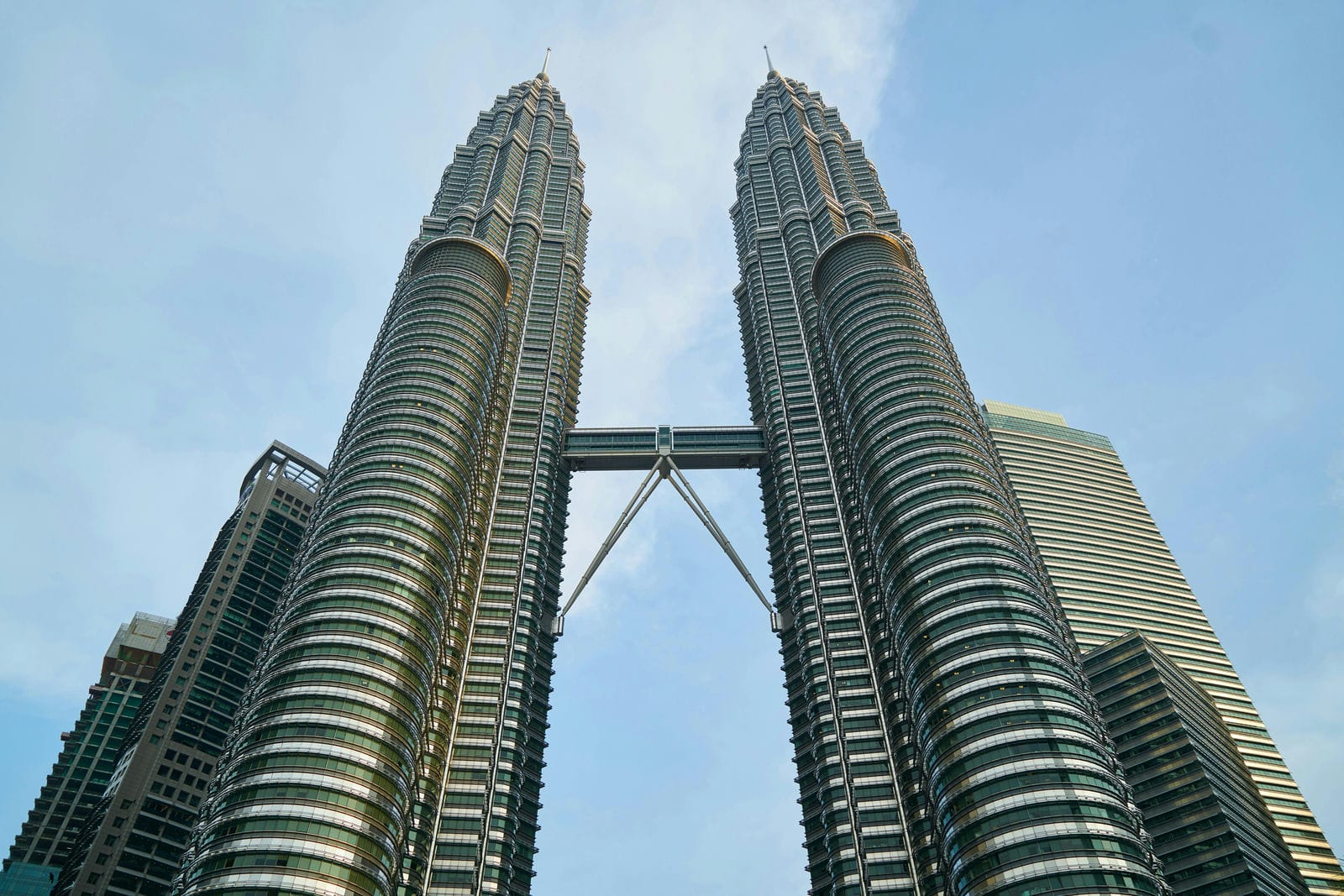 Architectural landmark: petronas twin towers low angle photography © pixabay