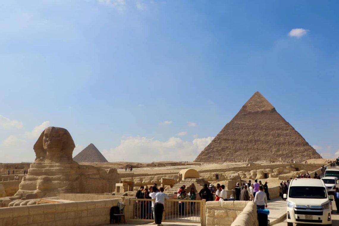 Architectural landmark: pyramids of giza sphinx © dilip poddar