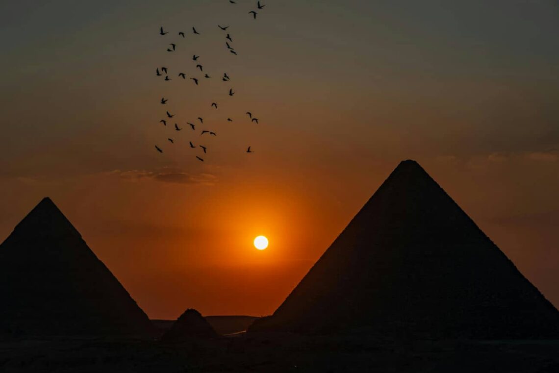 Architectural landmark: pyramids of giza sunset © diego f. Parra
