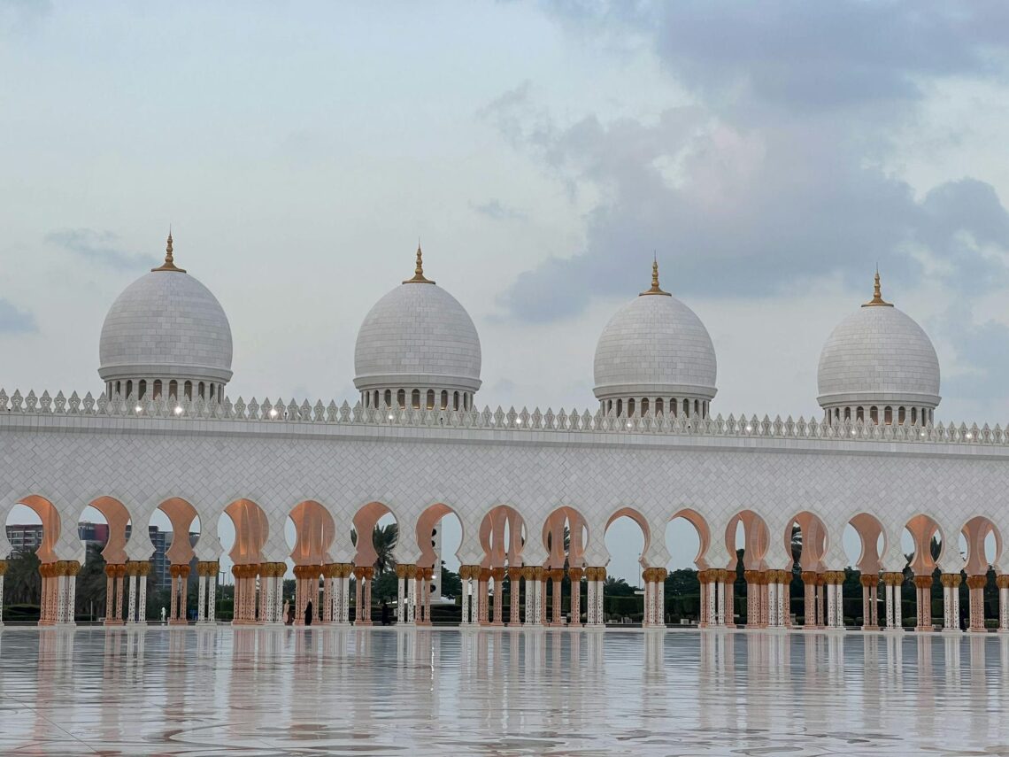 Architectural landmark: sheikh zayed grand mosque arches and domes © alexey komissarov