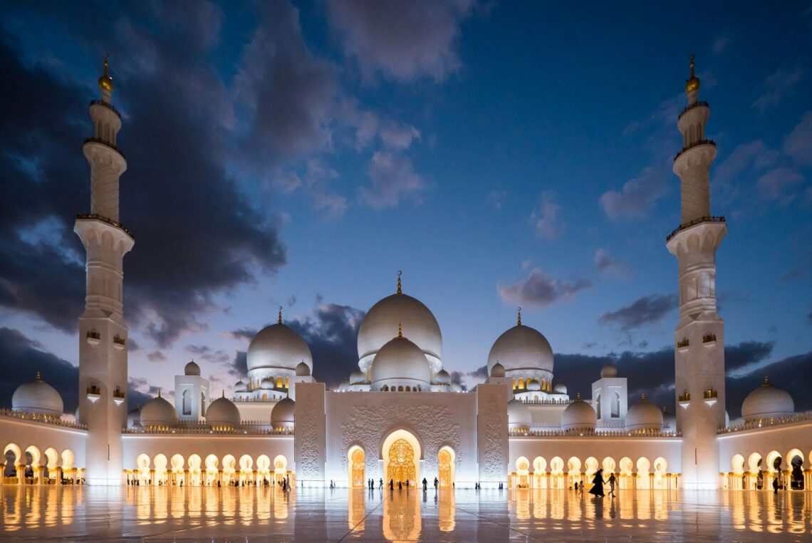 Architectural landmark: sheikh zayed grand mosque at night © kevin olson