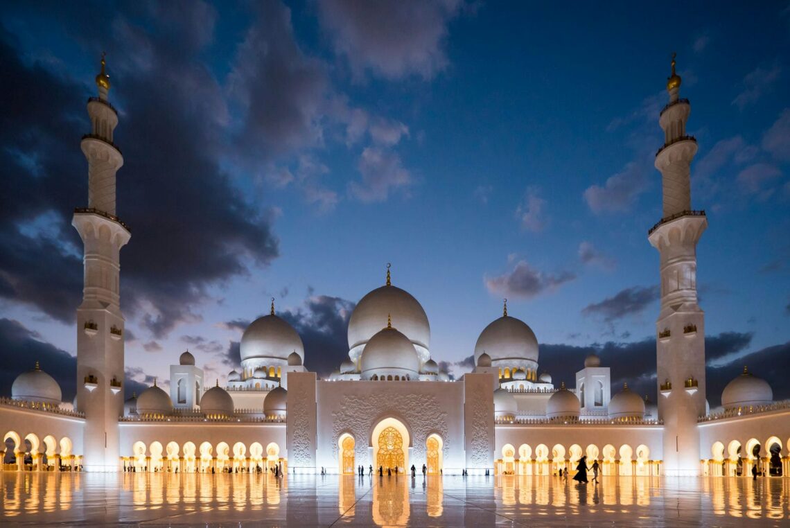 18 Famous Architectural Landmarks In Asia For Architects 350 Architectural landmark: sheikh zayed grand mosque at night ยฉ kevin olson