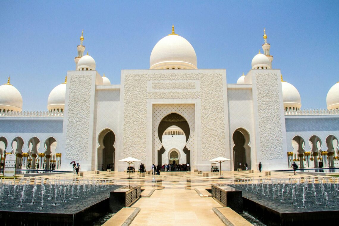 Architectural landmark: sheikh zayed grand mosque entrance going to sahan © sarath raj