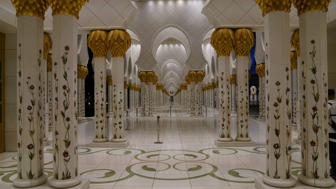 Architectural landmark: sheikh zayed grand mosque hall © naveed anjum