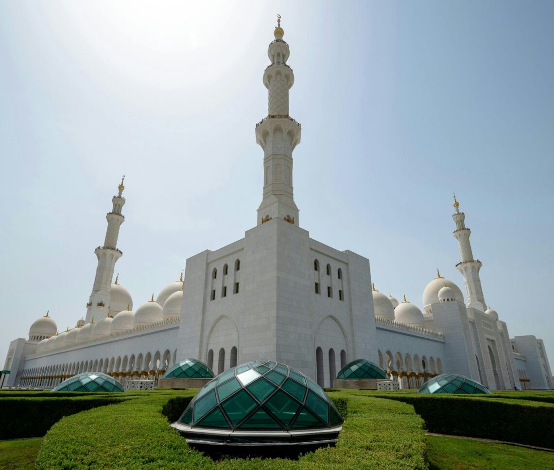 Architectural landmark: sheikh zayed grand mosque symmetry shot of mosque © steven jiashu