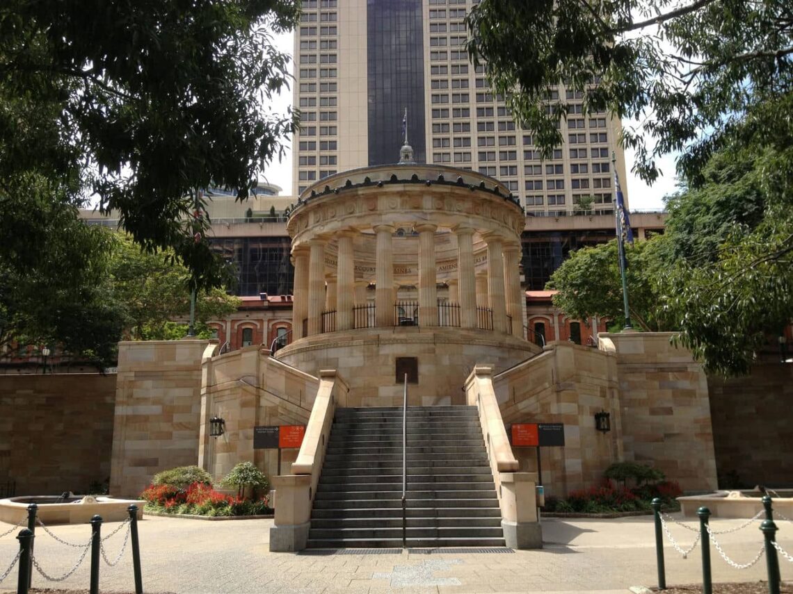 Architectural landmark: shrine of remembrance anzac square war memorial © kgbo
